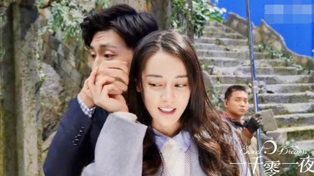 闪亮派对上的女孩